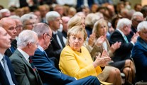 Merkelová prelomila mlčanie. Svojho nástupcu Merza obvinila, že sa spolčil s extrémistami