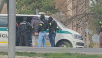 Policajná akcia v Topoľčanoch: Muža prekvapili priamo v aute, mal pri sebe heroín, marihuanu aj značnú hotovosť