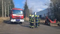 Ten istý čas. V areáli českých strojární, kde sa vyrába munícia, po týždni opäť zasahovali hasiči