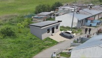 Z chatrčí sa presunú do nových ekologických domov. Pilotný projekt má zabezpečiť slušné bývanie pre Rómov