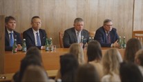 Stretnutie s premiérom Ficom vyvolalo otázniky. Študenti tvrdia, že bez účasti na besede by sa nedostali ku skúške