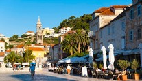 Pokuty, obmedzenia hluku aj zákaz plaviek v centre. Chorvátsky ostrov sprísňuje pravidlá pre turistov