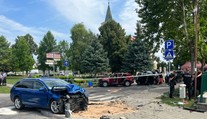 Ako z akčného filmu. Polícia opísala naháňačku, po ktorej je niekoľko zranených a tri zdemolované autá