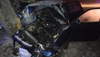 Mladík (23) bez vodičáku, v aute plnom ľudí, narazil do stromu. Medzi zranenými sú aj tri deti