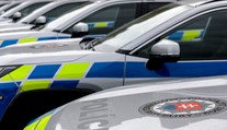 Policajti už nenabíjajú iba zbrane, ale aj autá. Na oddeleniach v týchto dňoch pribúdajú nabíjacie stanice
