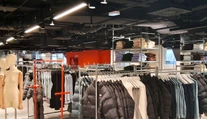 Za tričko aj šesť eur, bunda dvanásť. Nový špeciálny poplatok za ultra rýchlu módu je realitou