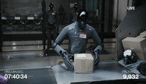 Koniec ľudí vo fabrikách? Robot triedi balíky nonstop už celý týždeň