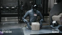 Koniec ľudí vo fabrikách? Robot triedi balíky nonstop už celý týždeň