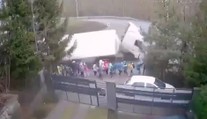 Neuveriteľné VIDEO: Deti v Námestove v poslednej chvíli odskočili pred padajúcim kamiónom