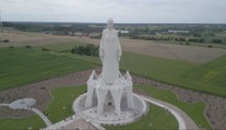 Poľsko sa pýši novým rekordom. Postavili tam jednu z najväčších kresťanských sôch v Európe