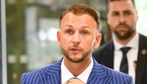 SNS tvrdí, že Hlas klame. Podľa Šutaja Eštoka koalícia rešpektuje, že post šéfa parlamentu patrí im