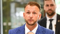 SNS tvrdí, že Hlas klame. Podľa Šutaja Eštoka koalícia rešpektuje, že post šéfa parlamentu patrí im