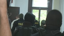 Trojica obvinených extrémistov, ktorí útočili na ľudí v centre Bratislavy, ide do väzby