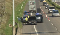 Vodič z českej policajnej naháňačky na diaľnici zastavil, pretože ho zradilo auto. Polícii stále uniká