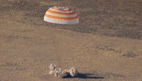 Trojčlenná posádka astronautov sa z vesmírnej stanice už vrátila na Zem