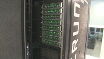 Zaberá tri miestnosti a ráta rýchlosťou blesku. V Košiciach spustili prvý slovenský superpočítač