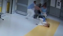 VIDEO: Šokujúce zábery z nemocnice. Agresívny pacient použil lekárku ako štít, tá preletela cez dvere