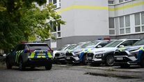 FOTO: Muž uveril falošným bankárom a prišiel o vyše 100-tisíc eur. Polícia pátra po ľuďoch z fotografií