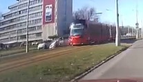 VIDEO: Dramatickú nehodu v Bratislave zachytila kamera. Auto skončilo pod električkou