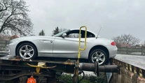 Kuriózne parkovanie v Seredi. Polícia hľadá vodiča, ktorý zaparkoval na nákladnom vozni