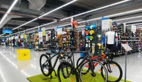 Známy športový reťazec sťahuje z predaja nosiče na bicykle. Hrozí, že padnú z auta