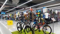 Známy športový reťazec sťahuje z predaja nosiče na bicykle. Hrozí, že padnú z auta