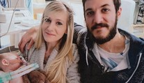 Rodičia prehrali boj so súdmi. Malého Charlieho nemôžu umelo držať pri živote