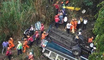 Tragédia v Guatemale. Po zrútení autobusu z diaľničného mosta zomrelo viac ako 50 ľudí