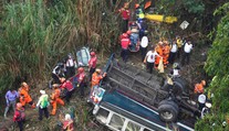 Tragédia v Guatemale. Po zrútení autobusu z diaľničného mosta zomrelo viac ako 50 ľudí