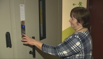Seniori v levickej bytovke dlhé roky snívali o výťahoch. Obetavý domovník bojoval, až kým ich nenamontovali