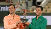 Roland Garros: Víťazný pár sa tešil z premiérového titulu. Briti sa museli pred súpermi skloniť