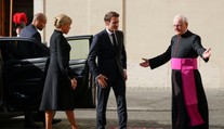 Obete zneužívania vyzvali Emmanuela Macrona, aby túto tému otvoril na stretnutí s pápežom