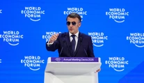 Detail, ktorý zaujal celý svet: Prečo mal francúzsky prezident Macron počas prejavu slnečné okuliare?