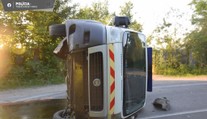 Prevrátená sanitka zablokovala cestu na Lednické Rovne