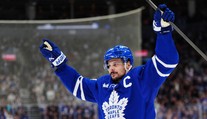 VIDEO: Auston Matthews pomohol hetrikom k veľkému obratu. Na klubovú legendu Toronta mu chýba jediný gól