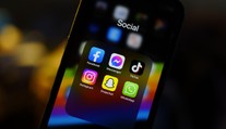 Dávate dieťaťu mobil, aby prestalo plakať? Vedci varujú pred následkami