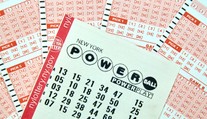 Padol historicky druhý najvyšší jackpot v Powerballe. Dvaja výhercovia verili týmto šťastným číslam