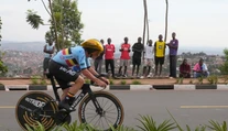 Belgičan Remco Evenepoel suverénne vyhral časovku. Oslavuje tretí titul majstra sveta v sérii