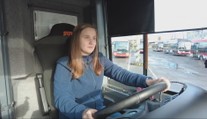 Ovláda 18-metrový kolos. Natália (30) si splnila sen a riadi autobus