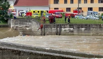 V Česku na Sázave sa prevrátil raft s deťmi. Muž, ktorý im plával na pomoc, zomrel