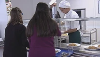 Všetky kuchárky na gymnáziu v Trnave ochoreli. Variť začali študenti