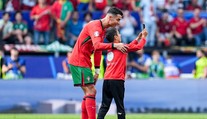 VIDEO: Selfie s Ronaldom skúšali na trávniku až piati. Usporiadateľ namiesto výtržníka „zostrelil“ Portugalčana