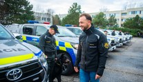 Štedré vianočné odmeny policajtom aj zamestnancom ministra Šutaja Eštoka. Sú známe sumy