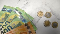 Menej práce, vyššie ceny, pomalý rast platov. Takto vyzerá najbližšia budúcnosť na Slovensku podľa NBS