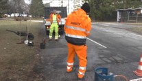 Hlboké výtlky trápia vodičov po celom Slovensku. Väčšina miest čaká s opravami na teplejšie počasie