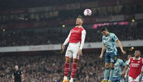 Rúca sa to ako domček z karát. Arsenal doma opäť stratil a nádeje na titul blednú