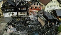 FOTO: Požiar zničil rakúsku obec zapísanú v zozname UNESCO