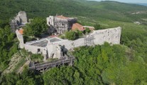 Zrúcanina chátrala stovky rokov. To, čo sa dnes deje nad obcou Vinné, vzbudzuje obdiv