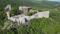 Zrúcanina chátrala stovky rokov. To, čo sa dnes deje nad obcou Vinné, vzbudzuje obdiv