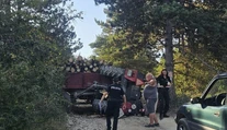 Tínedžer (18) v Čachticiach na traktore viezol drevo. Po prevrátení sa ho do nemocnice bral vrtuľník